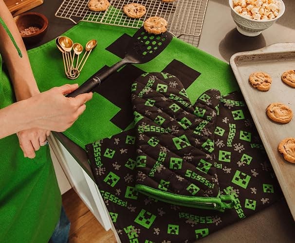 Minecraft Green Creeper Kitchen Set | Apron, Oven Mitt, Dish Towels, Pot Holder thumbnail 7