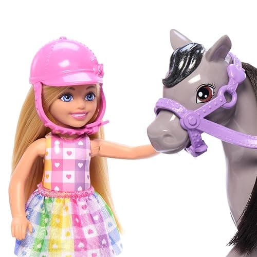 Barbie Chelsea und Pony Puppe und Pony - Aufsatteln zur Spielzeit für sicheres Sitzen auf dem Pferd, rosa Sattel und Steigbügeln, inklusive Helm und süßem Karo-Kleid, für Kinder ab 3 Jahren, HTK29 thumbnail 2