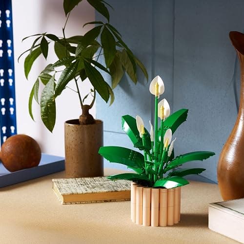 LEGO Botanicals Friedenslilie - Kunstblumen Set mit Zimmerpflanzen für Erwachsene - inkl. künstlicher weißer Blüten & Knospen - DIY Deko für Wohnzimmer oder Schlafzimmer - Geschenk für Frauen - 11504 thumbnail 4