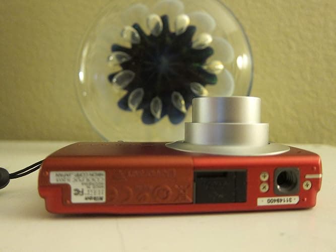 Nikon Coolpix S203 Digital Camera (Red) thumbnail 4
