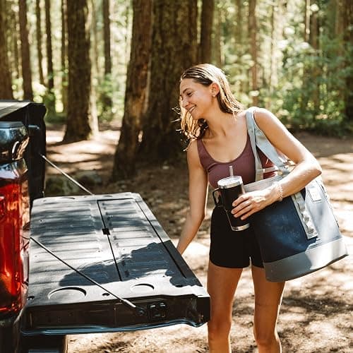 YETI Rambler 25 oz Tumbler with Handle and Straw Lid, Travel Mug Water Tumbler, Vacuum Insulated Cup with Handle, Stainless Steel, Charcoal thumbnail 2