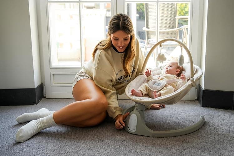 Balancelle MoMi KENANI SAND jusqu'à 9 kg, écran LED, télécommande, Bluetooth pour smartphone, alimentation piles/secteur, harnais de sécurité 5 points, arche et jouets thumbnail 12