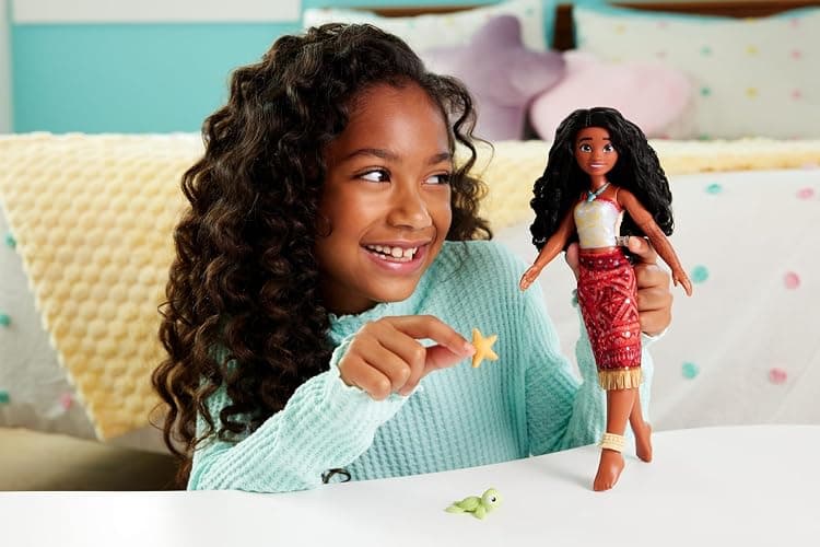 Mattel Disney Moana 2 Toys, Swimming Tautai Moana Fashion Doll with 2 Accessories, Color-Change Bodice & Kicking Legs, Inspired by the Movie thumbnail 2