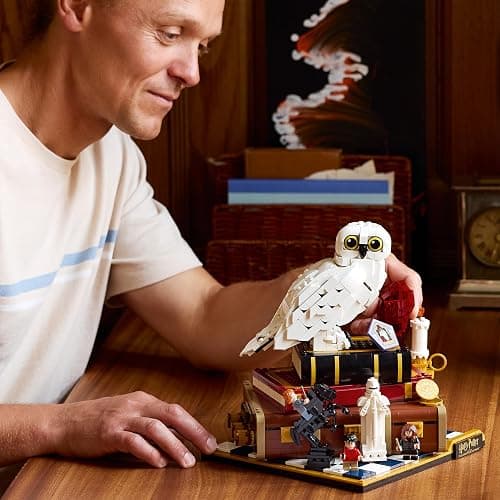 LEGO Harry Potter L’École des Sorciers – Édition Collector - Maquette DIY - Décoration Intérieure - Scènes Miniatures du Film - Figurine d'Hedwige - 3 Minifigurines - Idée Cadeau pour Fan Adulte 76466 thumbnail 2