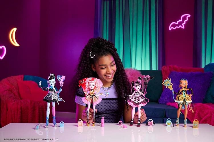 Monster High Scary Sweet Birthday Doll, Draculaura in Pink Party Dress with Themed Accessories Like Invite, Balloon, Gift, Fan and More thumbnail 2
