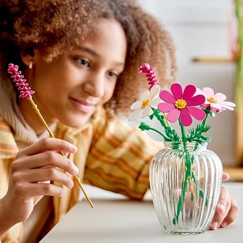 LEGO Botanicals Flores de Cosmos – Ramo de 3 Flores Artificiales de Colores y 2 Plantas Rabo de Gato – Decoración de la Habitación – Regalo de Cumpleaños para Niñas de 9+ Años – 11514 thumbnail 2