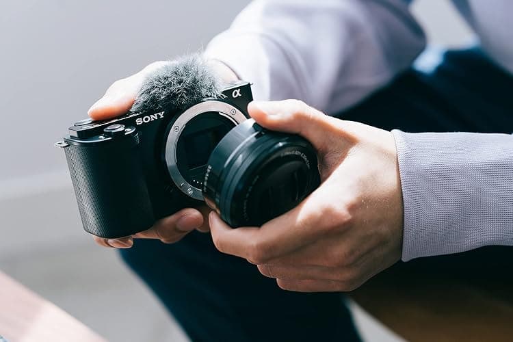 Sony Alpha ZV-E10 | Caméra Vlog à objectif interchangeable sans miroir APS-C (écran pivotant pour le vlogging, vidéo 4K, mise au point automatique des yeux en temps réel) Noir thumbnail 2