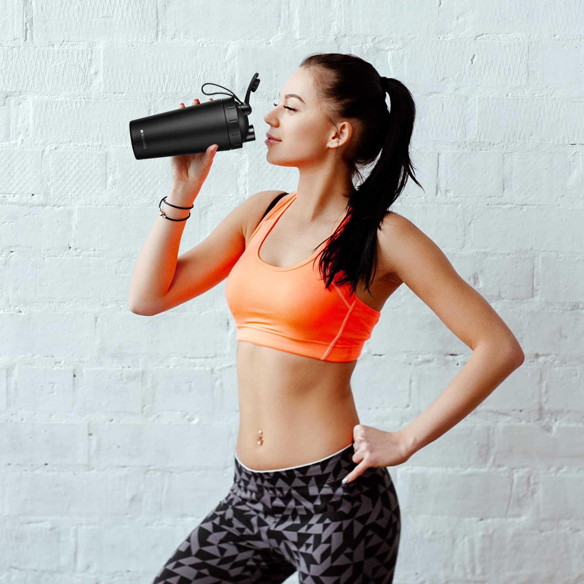 Navaris protein shaker - Stainless steel shaker cup - Cup for protein shakes - Shaker - 750 ml - Protein shaker - Includes shaker ball thumbnail 5