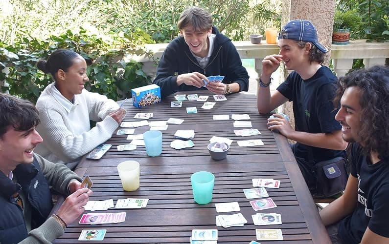 Smile Life : Vie de Luxe - Extension | 60 Cartes | Humour & Stratégie | 2 à 6 Joueurs | Dès 12 Ans | Nécessite Le Jeu de Base | Blackrock Games, Bleu thumbnail 2
