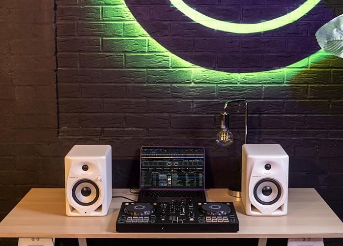 Pioneer DJ DDJ-FLX4 2-deck Rekordbox and Serato DJ Controller - Graphite thumbnail 6