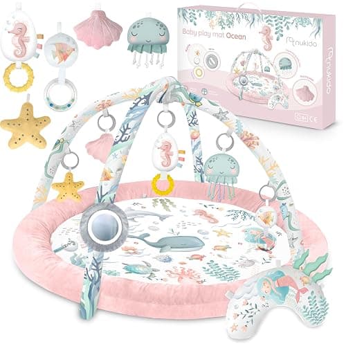 Nukido Spieldecke Mit Spielbogen Baby Spielmatte Babyspieldecke Krabbeldecke 7 Spielzeuge Und Kissen Weich Pflegeleicht Ocean Rosa - Rosa - 97 x 56 cm - Image 1