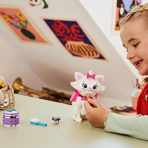 LEGO | Disney Adorabile Minou de Gli Aristogatti - Gatto Giocattolo con Accessori, incluso un Fiocco in Tessuto - Decorazione per la Camera da Letto - Regalo per Bambine e Fan da 7 Anni in su - 43286 thumbnail 2