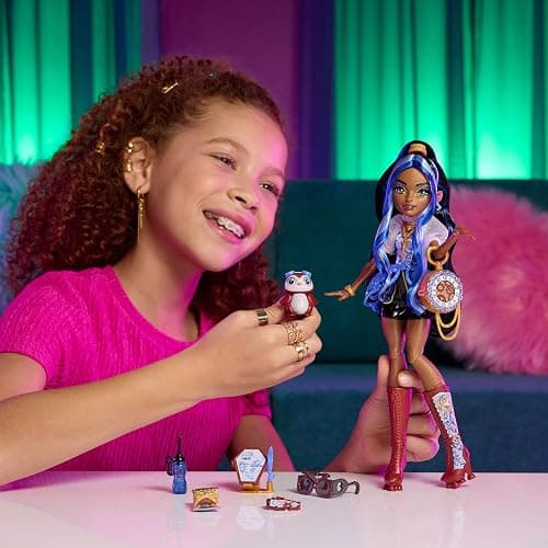 Monster High Poupée Robecca Steam avec chemisier bleu, short noir, pingouin de compagnie Capitaine Penny et 7 accessoires comme des lunettes d’aviateur, JMB81 thumbnail 2