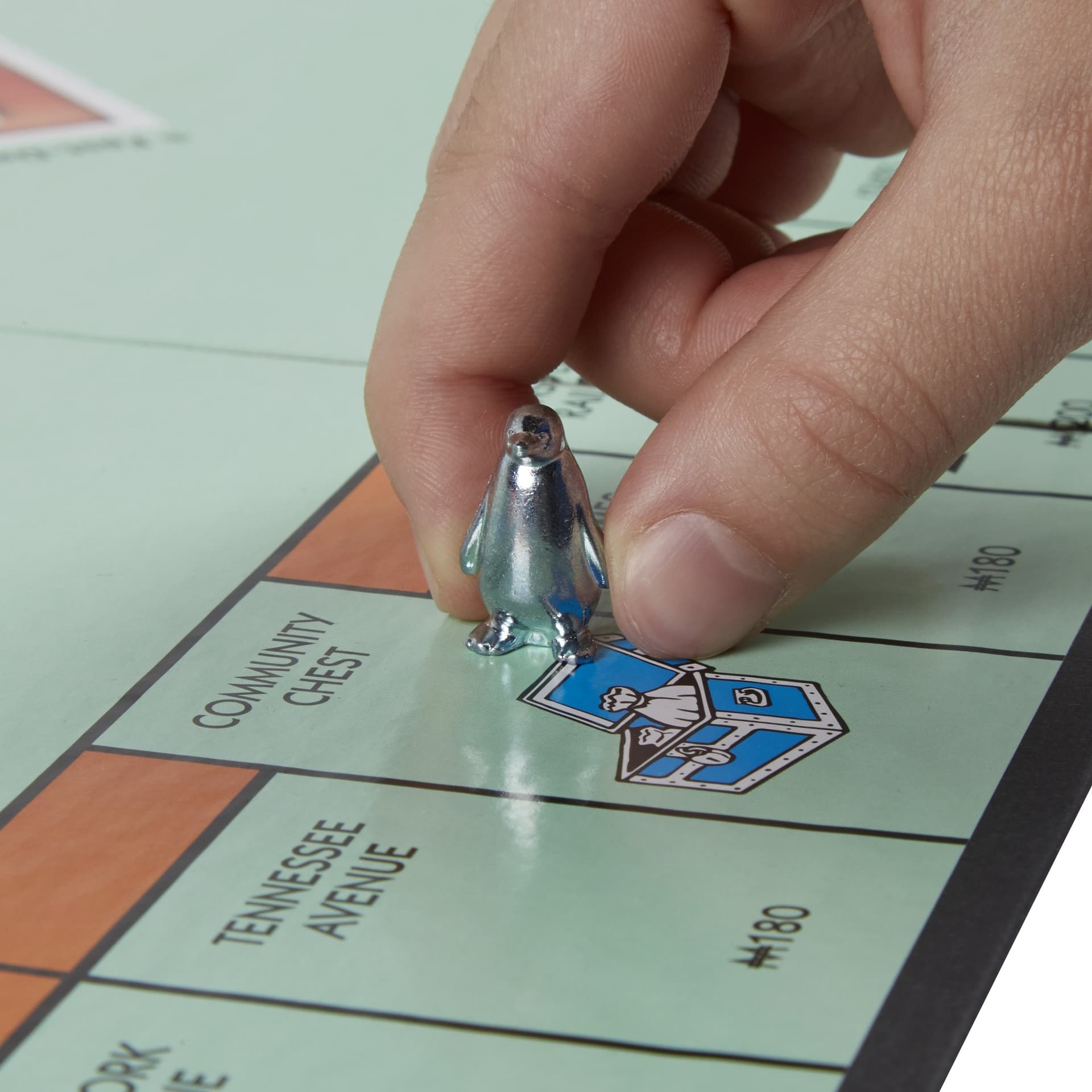 Hasbro Gaming Monopoly - Juego de Mesa de Negociar Propiedades con Bandeja de Almacenamiento y Tokens Grandes para 2 a 6 Jugadores a Partir de 8 años - Regalos de Navidad y Reyes Magos thumbnail 5