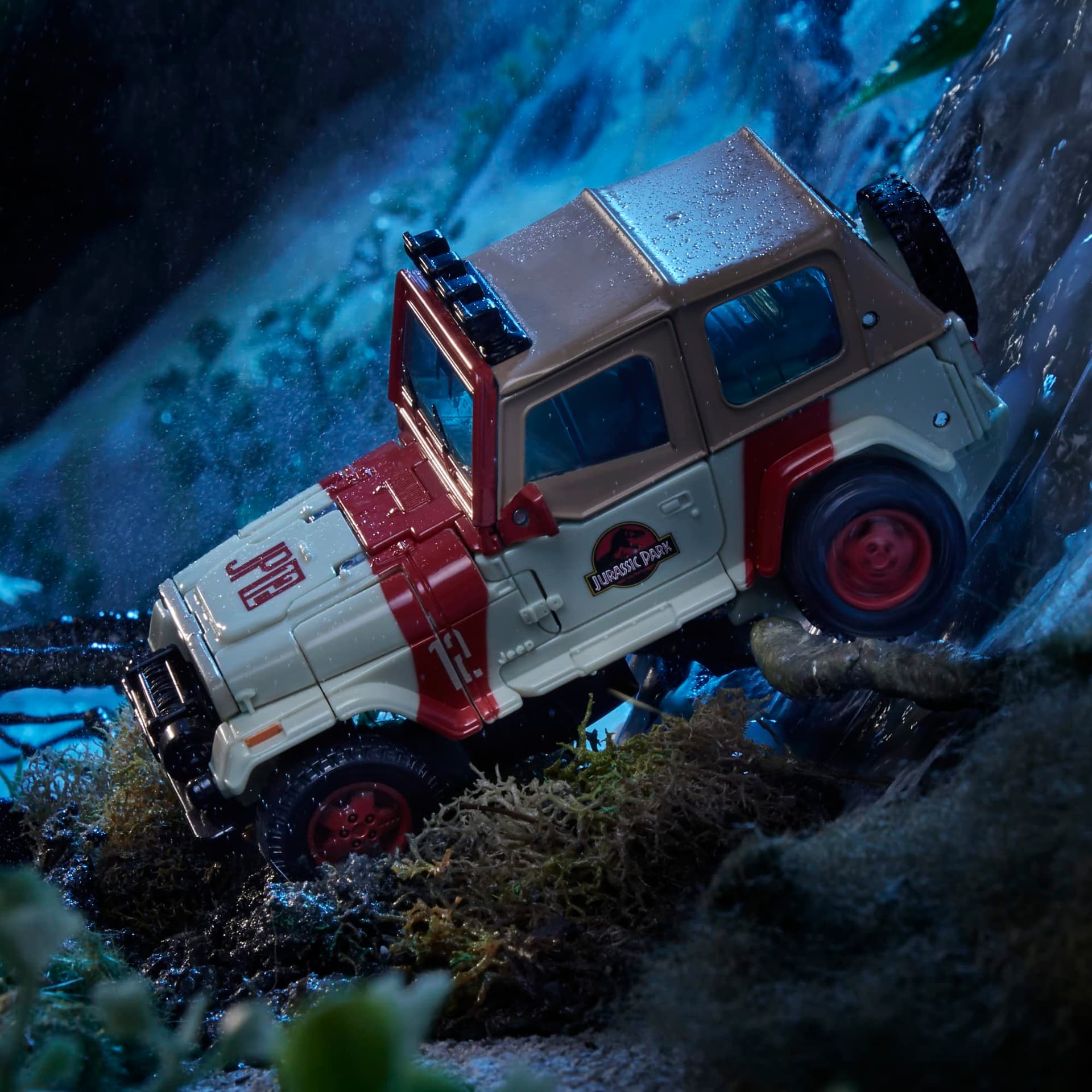 Transformers Collaborative Jurassic Park x Toys Dilophocon & Autobot JP12, Cifras de acción para niños y niñas de 8 años en adelante (Exclusivo de Amazon) thumbnail 13