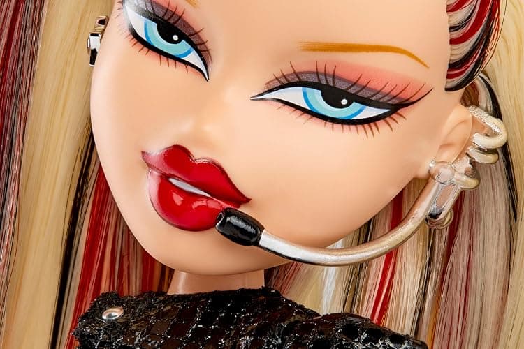 Bratz Pop Starz Cloe Fashion Doll with Accessories and Charm thumbnail 4