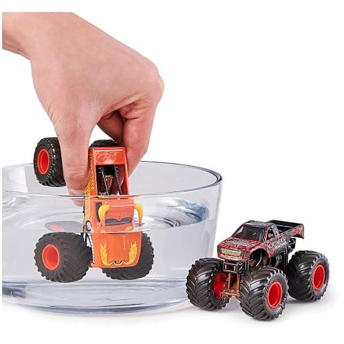 Monster Jam, Official El Toro Loco vs. Northern Nightmare Color-Changing Die-Cast Monster Trucks, 1:64 Scale thumbnail 3