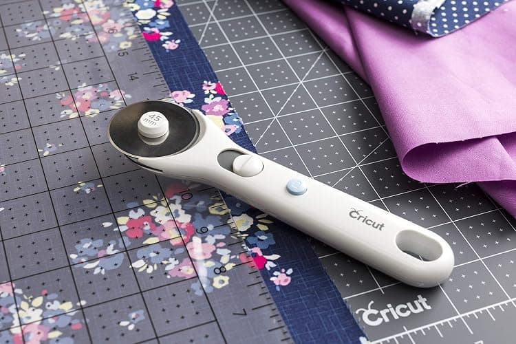 Cricut Rotary Cutter - Rotary Cutter for Fabric, Sewing and Quilting Projects - Compatible For Both Right- and Left-Handed Use - [45mm] thumbnail 8