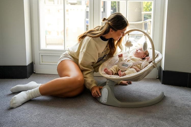 Balancelle MoMi KENANI SAND jusqu'à 9 kg, écran LED, télécommande, Bluetooth pour smartphone, alimentation piles/secteur, harnais de sécurité 5 points, arche et jouets thumbnail 11