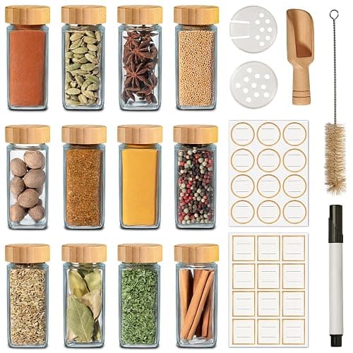 Praknu Barattoli Vetro per Spezie con Coperchi - Set da 12 - Coperchio in Bambù - 120ml - Inclusi Etichette, Spazzola & Cucchiaio in Legno - Contenitori Spezie per Cucina - Image 1