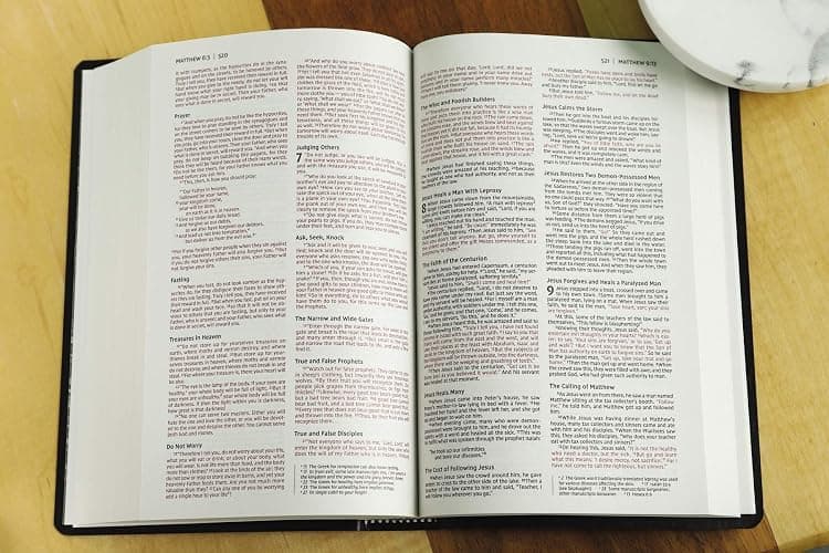 NIV, Gift and Award Bible, Leather-Look, Black, Red Letter, Comfort Print thumbnail 4