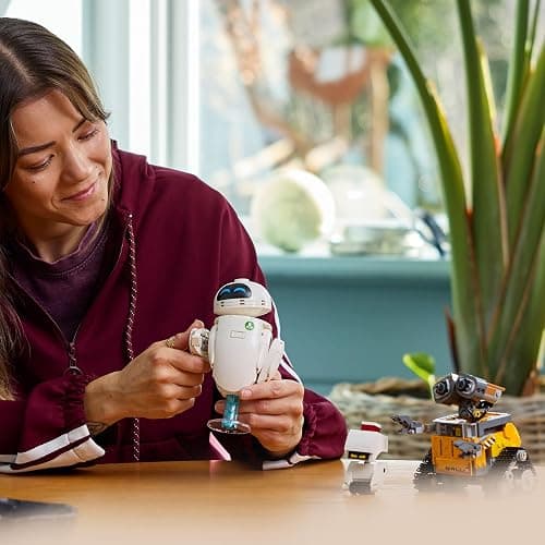 LEGO | Disney Pixar Wall-E y Eve - Kit de Maquetas para Adultos - Robots de Ladrillos con Figuras de M-O y HAL - Decoración para el Hogar - Regalo Coleccionable para Fans de la Película 43279 thumbnail 2