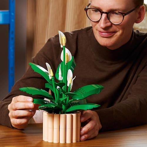 LEGO Botanicals Friedenslilie - Set mit Kunstpflanze für Erwachsene - mit künstlicher weißer Blüten und Knospen für DIY Deko - Geschenkidee für Frauen - 11504 thumbnail 2