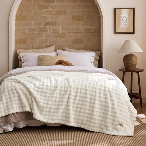BEDSURE Kuscheldecke Flauschig Bubble Decke - Wollweiß, 220x240 cm | Sofadecke, Dicke Fleecedecke, Tagesdecke für Zimmer Deko, Wolkenweich & Atmungsaktiv Wolldecke, Geschenk für Frauen - Image 1