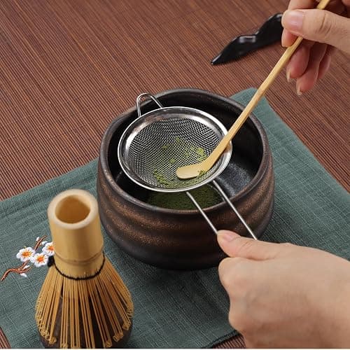 Mycketop Ensemble de 7 pièces à matcha de qualité supérieure avec bol en céramique, chases en bambou, passoire à matcha, cuillère à café, serviette à thé, 2 supports – Kit complet pour cadeau de thumbnail 2