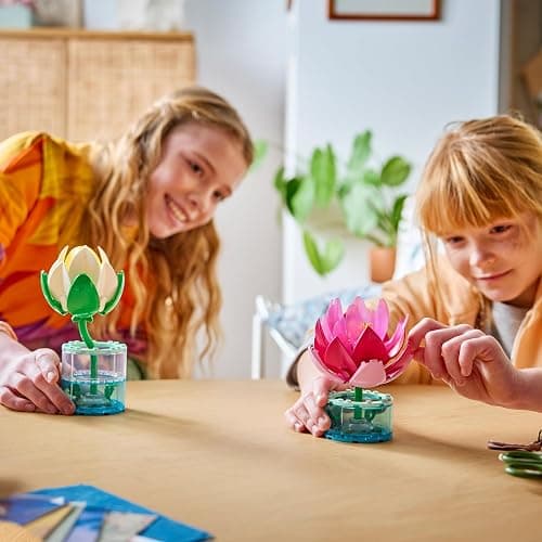 LEGO Botanicals Seerosen - Kunstblumen Set mit 2 künstlichen Topfpflanzen in transparenten Vasen - DIY Kinderzimmer Deko - Geschenk für Mädchen ab 9 Jahren & Erwachsene Blumenliebhaber - 11511 thumbnail 2