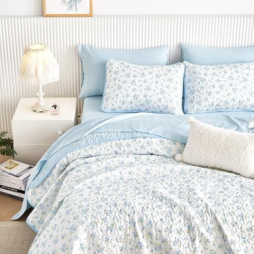 Wake In Cloud - Floral Quilt Set, Coquette Cottagecore Shabby Chic Flower Pattern for Women Teen Girls, Reversible Lightweight Bedspread Coverlet, 3 Pieces, White Blue, Twin/Twin XL Size - Image 1