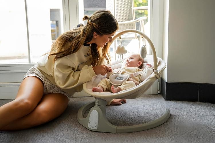 Balancelle MoMi KENANI SAND jusqu'à 9 kg, écran LED, télécommande, Bluetooth pour smartphone, alimentation piles/secteur, harnais de sécurité 5 points, arche et jouets thumbnail 13