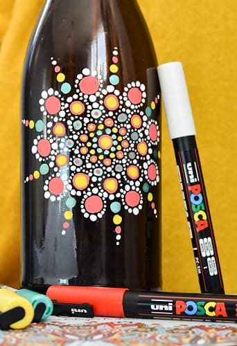 POSCA PC3M, 3 Marqueurs peinture base eau - Tout Support - Blanc | Uni Mitsubishi Pencil - Pointe fine conique 0,9-1,3mm. Couleurs couvrantes, permanentes sur surfaces poreuses thumbnail 2