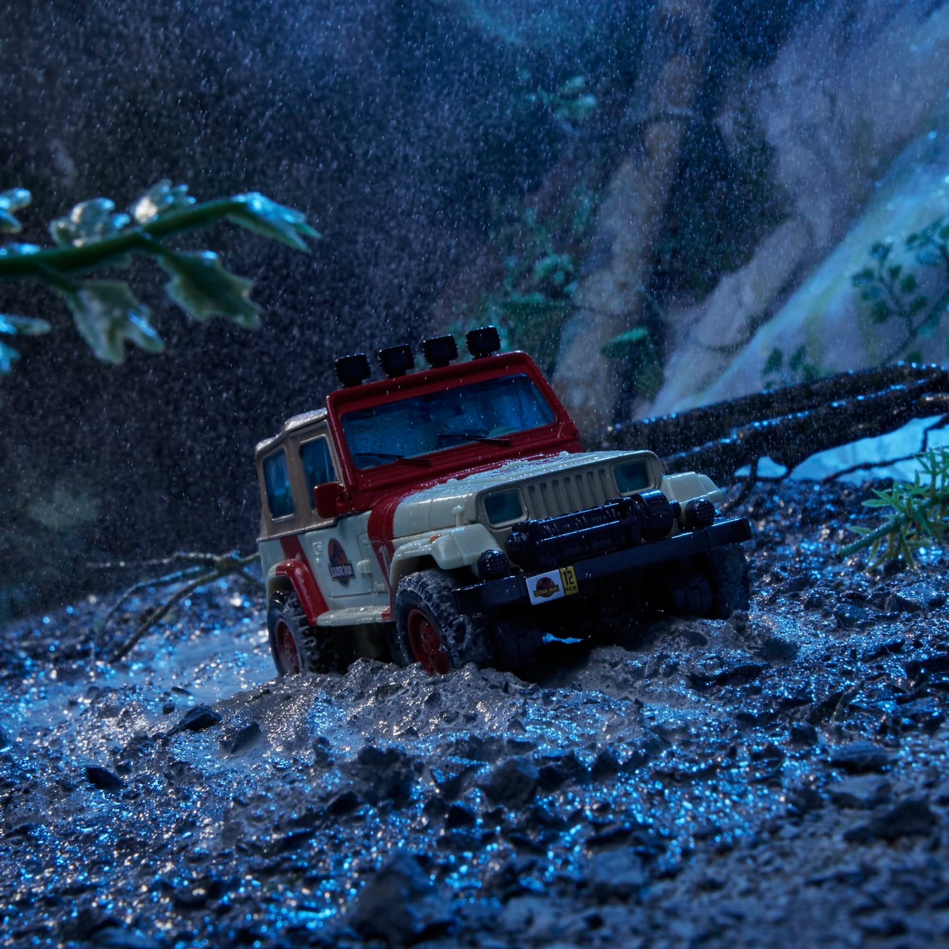 Transformers Collaborative Jurassic Park x Toys Dilophocon & Autobot JP12, Cifras de acción para niños y niñas de 8 años en adelante (Exclusivo de Amazon) thumbnail 3
