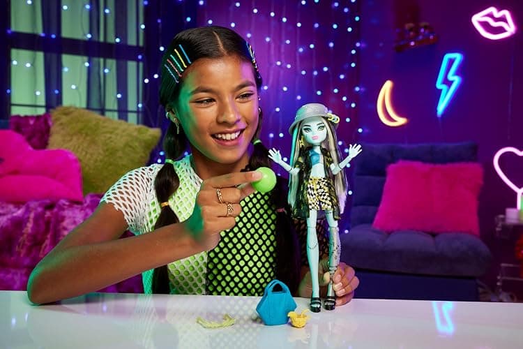 Monster High Scare-adise Island Frankie Stein Doll with Swimsuit, Coverup & Beach Accessories Like Hat, Volleyball & Tote thumbnail 2