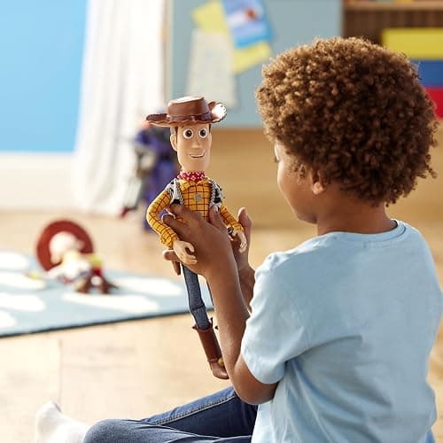 Disney Store Official Action Figure interattiva parlante di Woody, Toy Story, 39 cm, Pupazzo di Cowboy con Un repertorio di 15 Frasi in Inglese, interagisce con Altri Personaggi, dai 3 Anni in su thumbnail 8