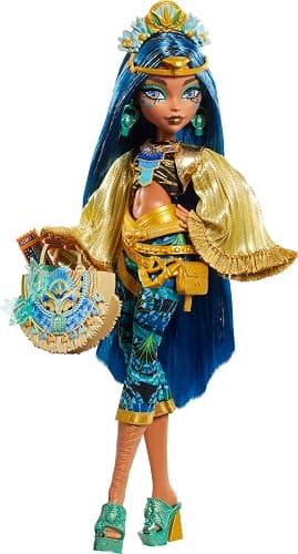 Monster High Cleo De Nile Poupée avec tenue glamour pour le Monster Fest et accessoires sur le thème du festival comme des en-cas, une affiche de groupe, un sac tendance et bien plus encore, HXH81 - Image 1