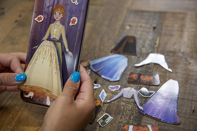 Disney Frozen 2 Anna and Elsa 23-Piece Magnetic Doll Tin (48835) thumbnail 3