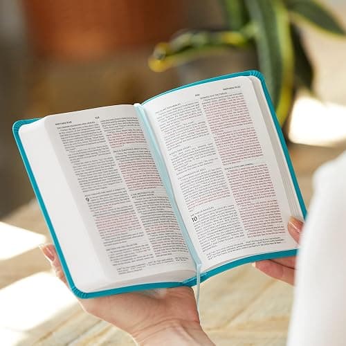 NKJV, Thinline Bible, Compact, Leathersoft, Blue, Red Letter, Comfort Print: Holy Bible, New King James Version thumbnail 3