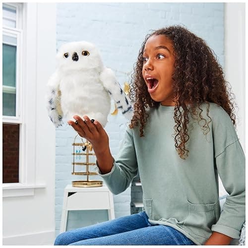 Wizarding World, Enchanting Hedwig Interactive Harry Potter Owl with Over 15 Sounds and Movements and Hogwarts Envelope, Kids Toys for Ages 5 and up thumbnail 2