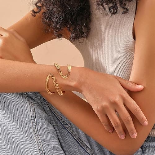 LILIE&WHITE Damen Armreif – Schlichtes Goldenes Manschettenarmband, Verstellbarer Offener Kreuzdraht-Armreif, Stapelbarer Schmuck für das Handgelenk thumbnail 7