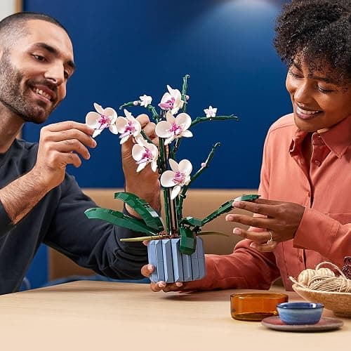 LEGO Botanicals Orchidee - Künstliche Pflanzen Set mit weißen und rosa Blumen - Modellbausatz für Erwachsene - Home und Zimmer-Deko - Botanik Kollektion - Geschenke für Frauen und Männer 10311 thumbnail 9
