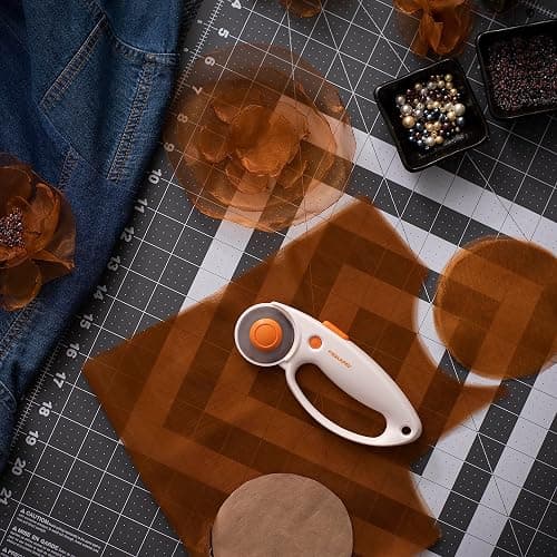 Fiskars 45mm Loop Rotary Cutter for Fabric, Arts, Crafts, Sewing | Premium Steel Blade for Precise Cuts, Ergonomic Loop Handle Improves Control, Quick-Change Blade Design, Quilting Supplies thumbnail 2