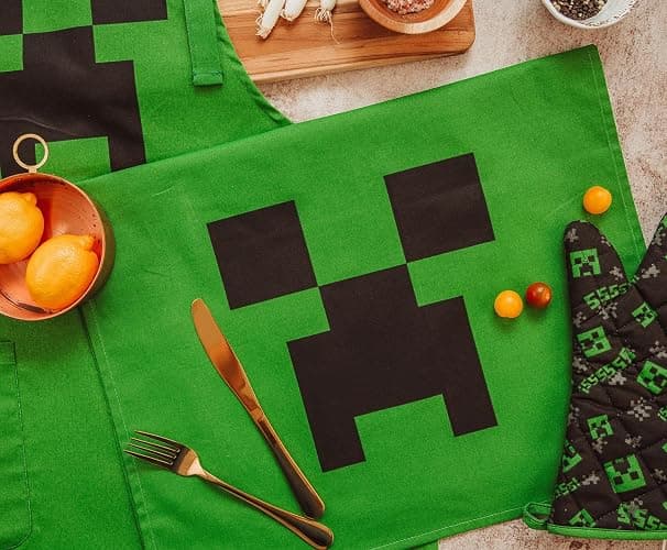 Minecraft Green Creeper Kitchen Set | Apron, Oven Mitt, Dish Towels, Pot Holder thumbnail 5