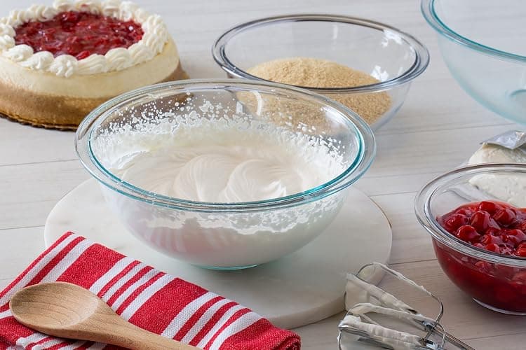 Pyrex Smart Essentials 4-Quart Glass Mixing Bowl, 3.79 liters thumbnail 2