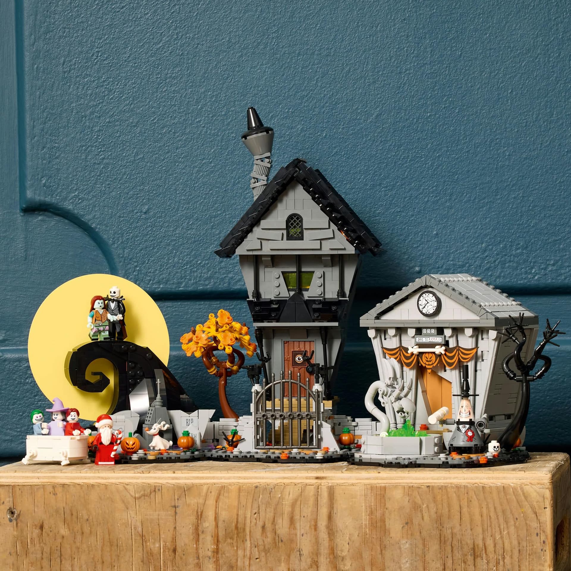 LEGO® Ideas Disney Tim Burton’s The Nightmare Before Christmas Set, Movie Memorabilia Model Kit for Women, Men and Film Lovers, with 6 Character Minifigures Incl. Jack Skelington 21351 thumbnail 10