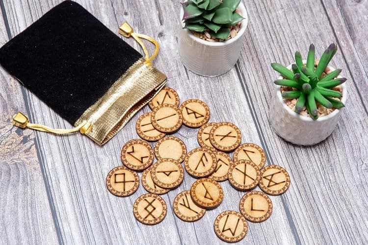 WICCSTAR Runes Stones set. Wooden Engraved 25 Pieces with 5 different layouts & Rune Meaning booklet thumbnail 4