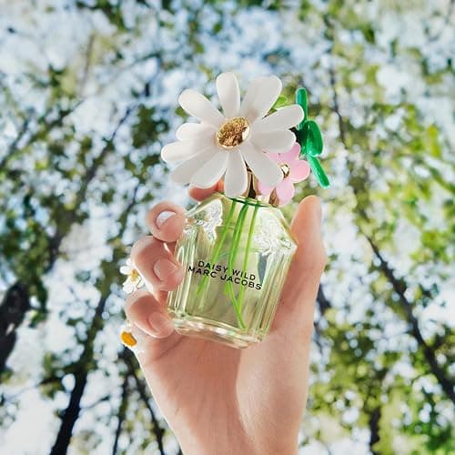 Marc Jacobs Daisy Wild Eau de Parfum - Adventurous Floral Women's Perfume - With Notes of Banana Blossom Accord, Jasmine & Macadamia Accord, Sandalwood & Vetiver des Sables thumbnail 5