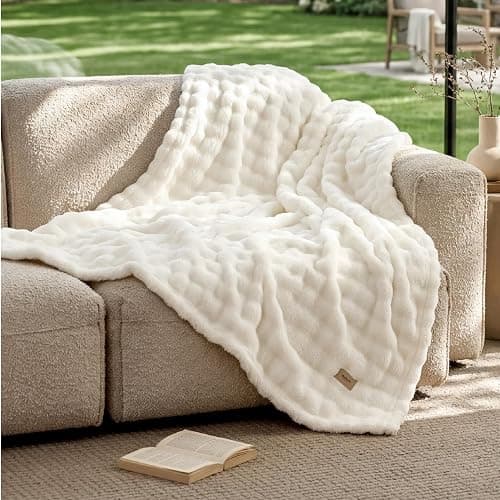 BEDSURE Kuscheldecke Flauschig Bubble Decke - Wollweiß, 220x240 cm | Sofadecke, Dicke Fleecedecke, Tagesdecke für Zimmer Deko, Wolkenweich & Atmungsaktiv Wolldecke, Geschenk für Frauen thumbnail 4
