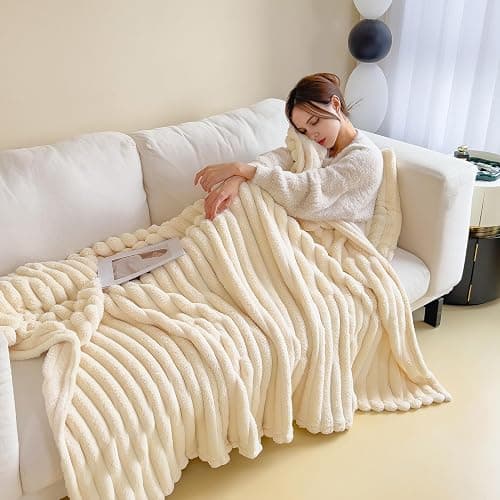 Kuscheldecke 150x200 cm - Warme Flausige Bettüberwurf Decke und Sofadecke - Ideale Geschenke für Mama, Frauen und Freundin (Beige, 150x200cm) thumbnail 4